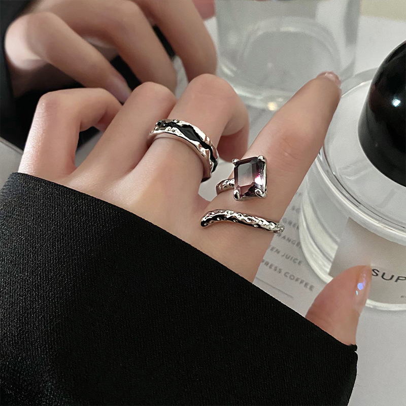 The snake-shaped dark zircon opening adjustable ring is a niche design for women on Instagram, exuding a sense of sophistication and individuality. It's a trendy 2022 new style details Picture