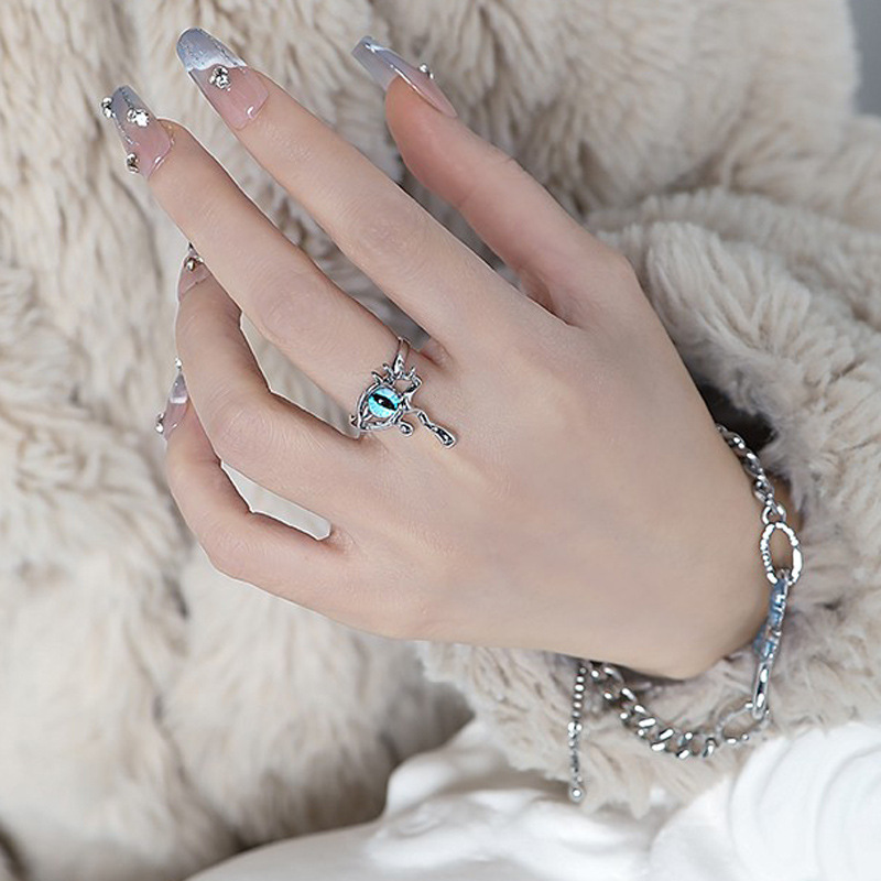 Cool and stylish Devil's Eye Cat Pupil Opening ring, a niche design for women's cold style, fashionable and individual, versatile ring Application Scenario