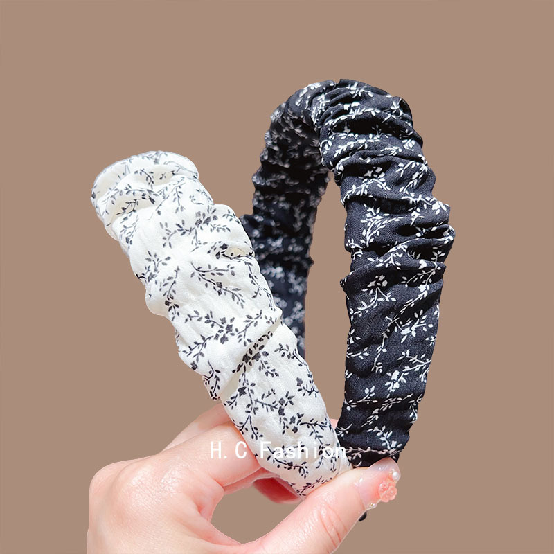 Korean-style high-end black and white wide-brimmed hairband with floral prints, a versatile hair accessory for women washing their faces and going out Application Scenario