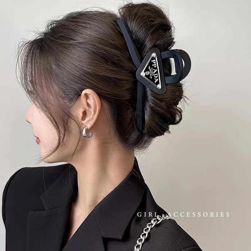 Black triangular letter P family hair clip for women, large size, high-end style, new simple and niche shark clip and claw clip hair accessory full figure