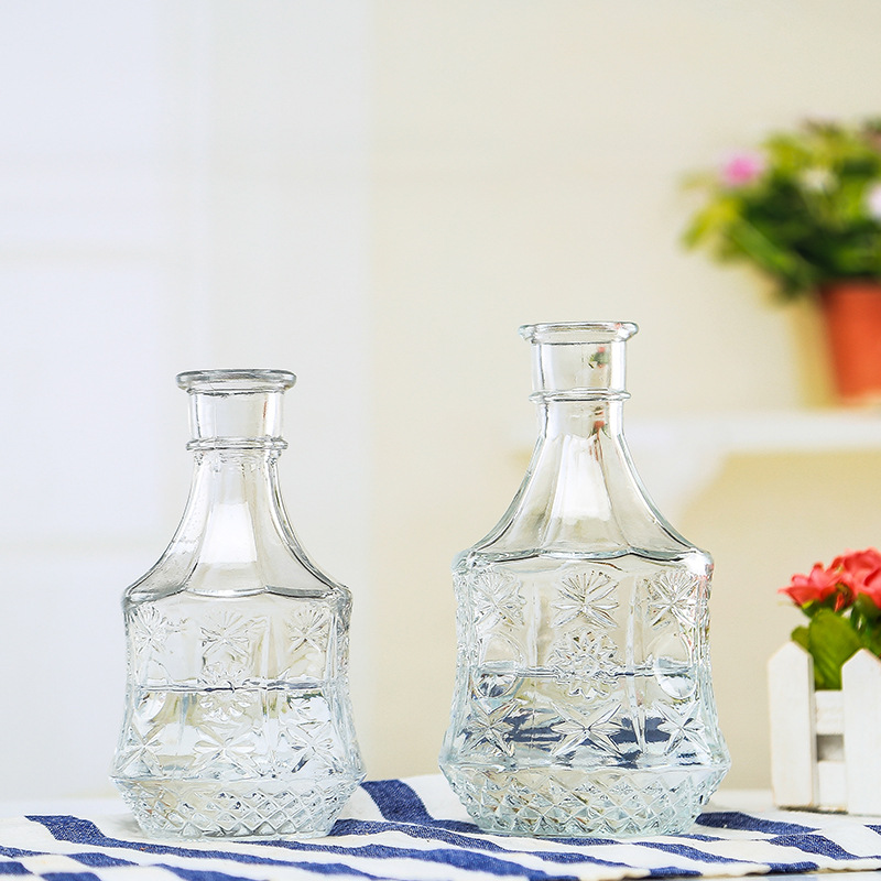 Creative wine bottle vase, simple transparent glass vase, ins fresh and simple dining room and living room decoration handicraft Application Scenario