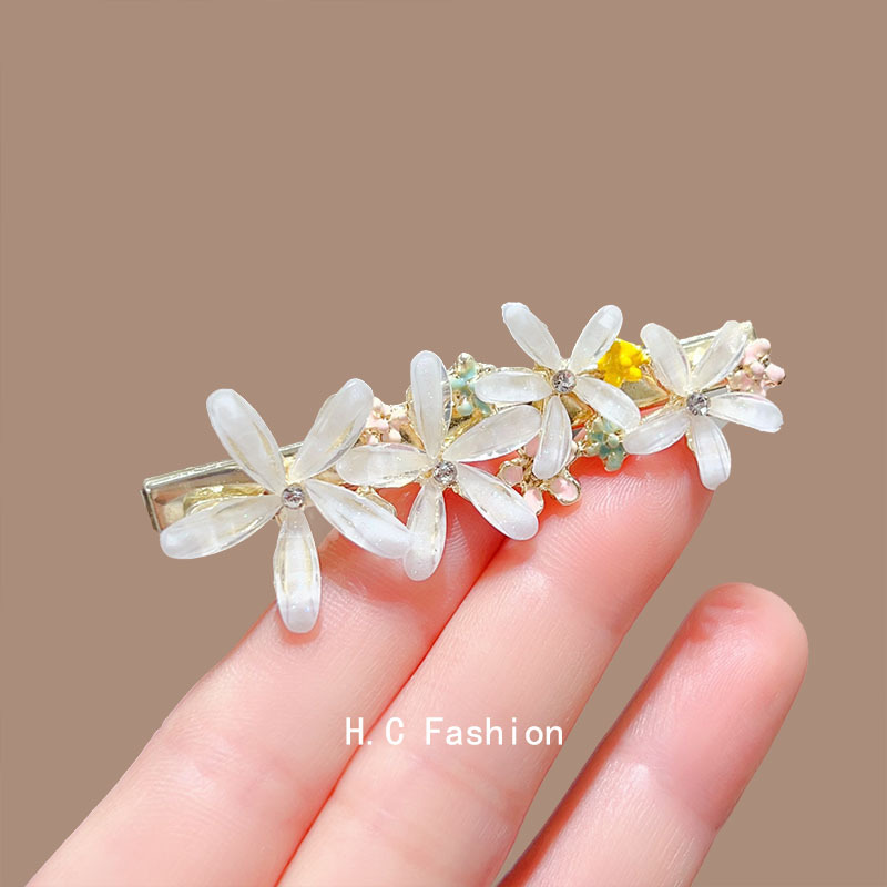 French gentle and retro pink crystal flower duckbill clip, a niche design with a high-end and elegant side clipped hair clip full figure