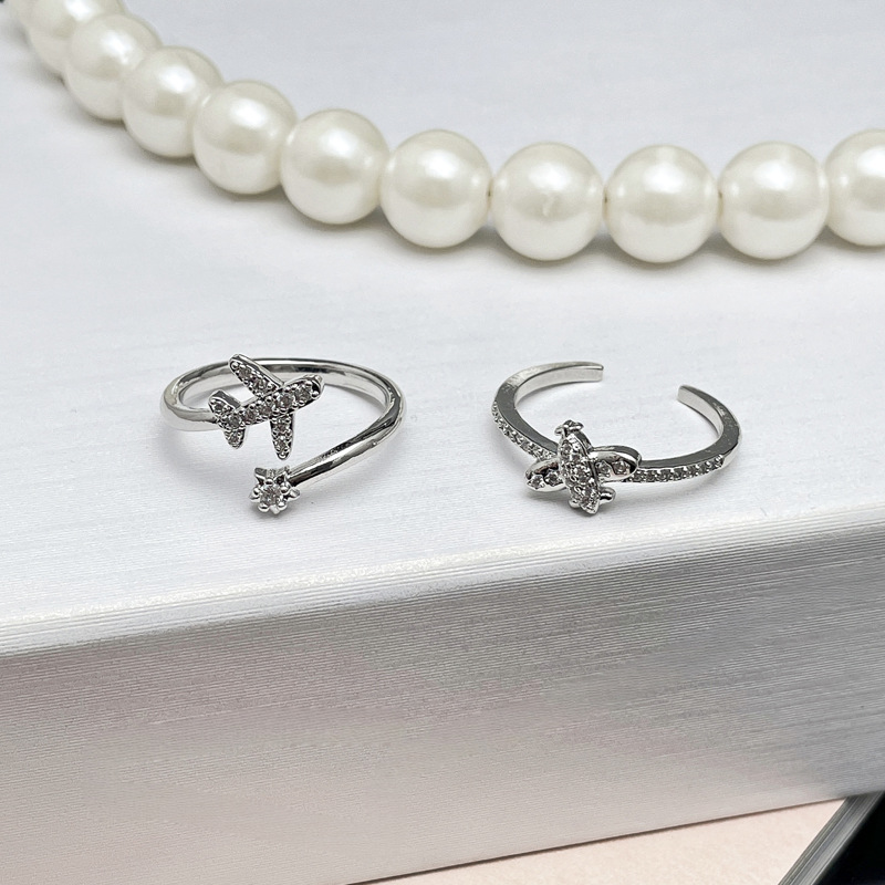A unique and fashionable couple ring accessory with a distinctive European and American niche aircraft design, featuring a simple and elegant style Application Scenario