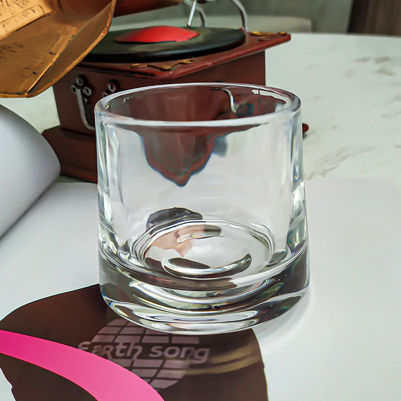 New face rotating top cup whisky wine glass, thickened unbreakable spirits glass, rotating foreign wine glass Application Scenario