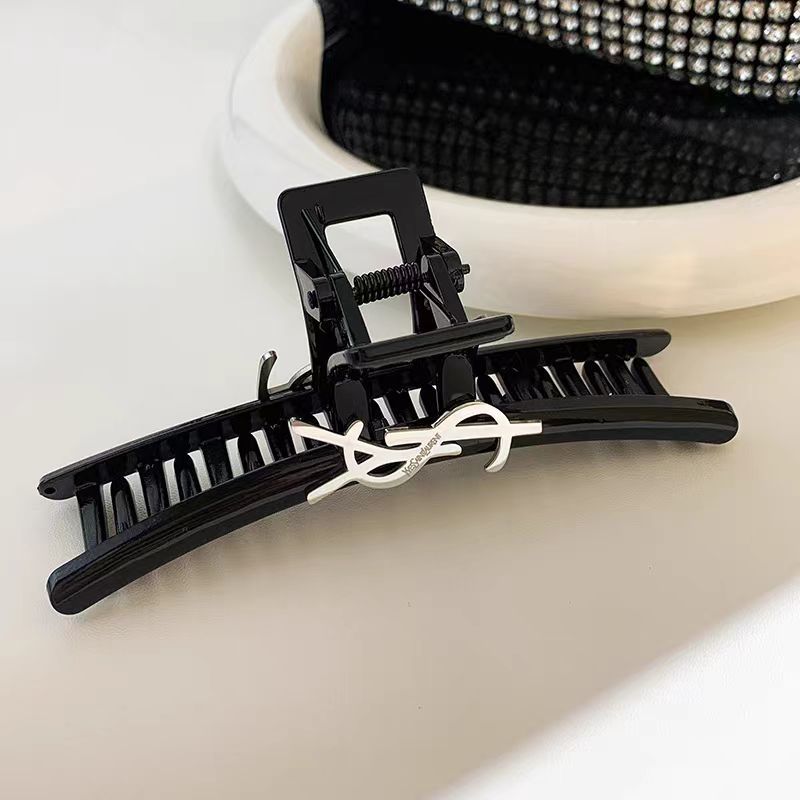 Korean Chanel-style letter hair clips for spring and summer, with a high-end feel, extra-large updo, large volume, and high-end shark clips full figure
