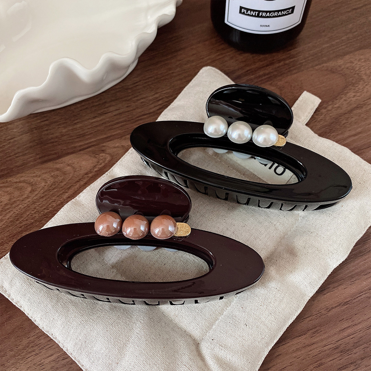 A large, versatile oval pearl clip for women with a high-end look, a large, versatile hair clip at the back of the head, and a shark clip headpiece Specification drawing