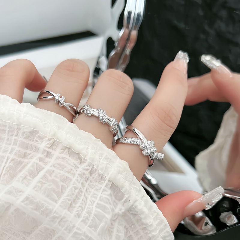 This is a fashionable and exquisite index finger ring with a unique design sense, slightly inlaid lines, and a simple opening. It features a crossed knot and a cold style details Picture