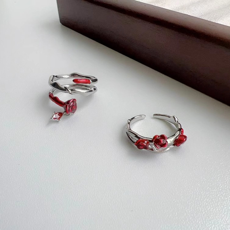 This is a unique and distinctive rose ring with a cold and elegant feminine style, a sweet and high-end look, and a light luxury opening index finger ring accessory Application Scenario