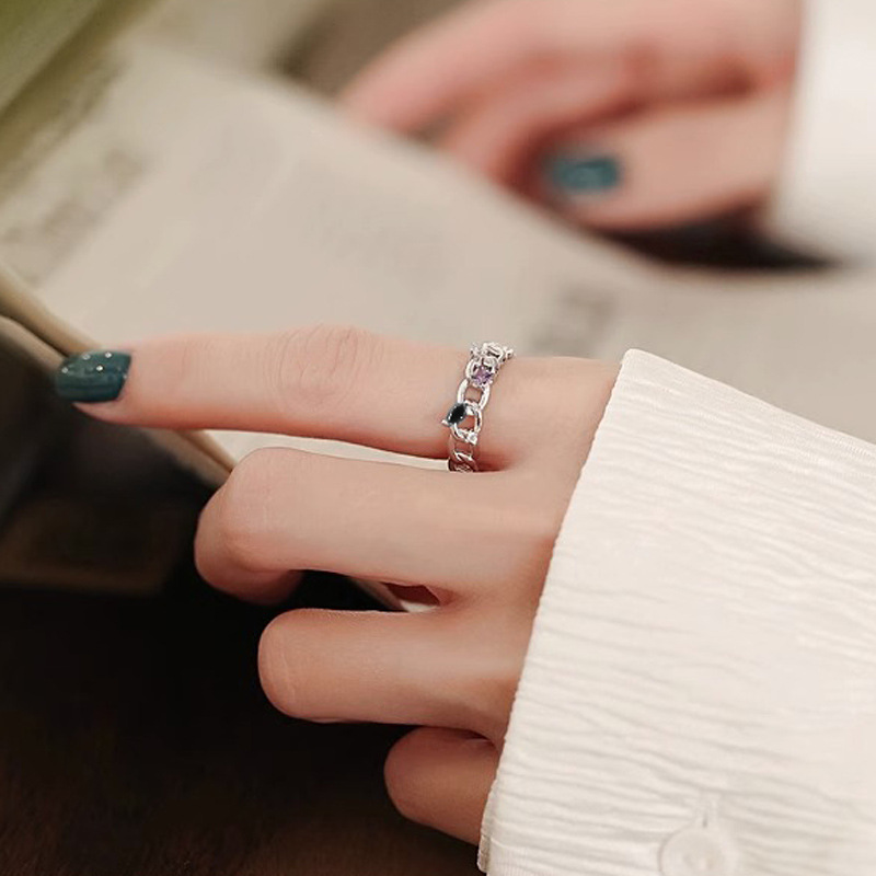 A niche design Neon-wrapped ins cold style fashionable and individual ring, a neutral style, light luxury and high-end women's ring Application Scenario