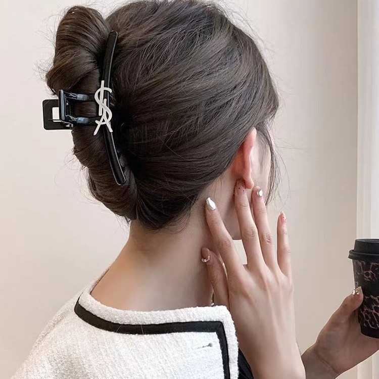 Korean Chanel-style letter hair clips for spring and summer, with a high-end feel, extra-large updo, large volume, and high-end shark clips details Picture