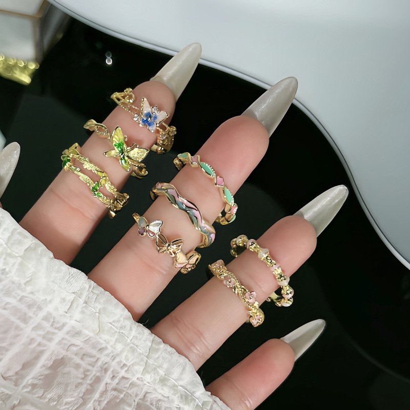 【 Spring Butterfly Language 】 Retro exquisite enamel drop glaze butterfly flower ring, a sweet and cool, niche and high-end ring for women Application Scenario