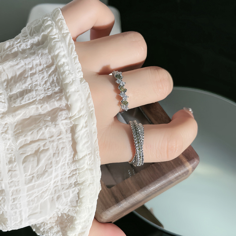 A fashionable and light luxury olive green zircon simple interlaced open ring for women's ins, with a cold style and a high-end feel details Picture