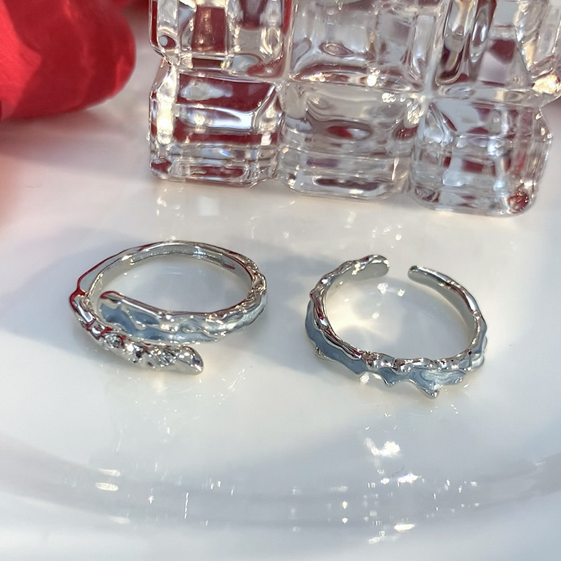 Liquid blue thorn personalized open ring, a fashionable and unique design for women, a cool index finger ring with a cold and trendy style on Instagram Application Scenario