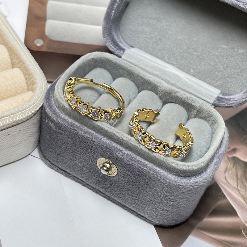 Cross-border best-selling ins light luxury star four-leaf clover two-color geometric ring, a high-end and elegant feminine ring with a cold style full figure