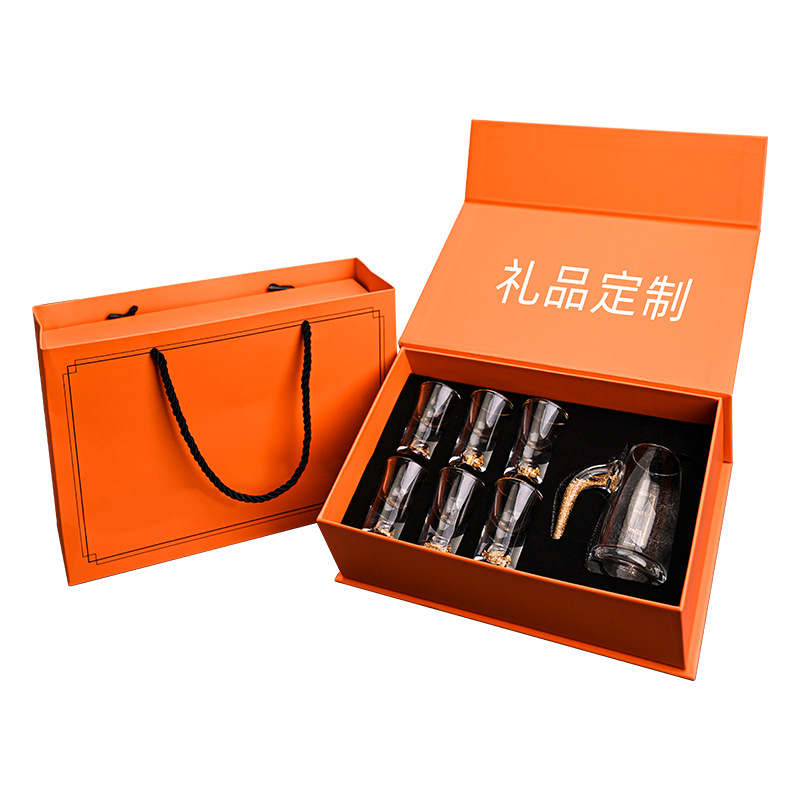 A set of wine dispensers, white spirit cups, gift box sets, high-end household glass wine measuring instruments, foreign wine dispensers, bullet cups full figure