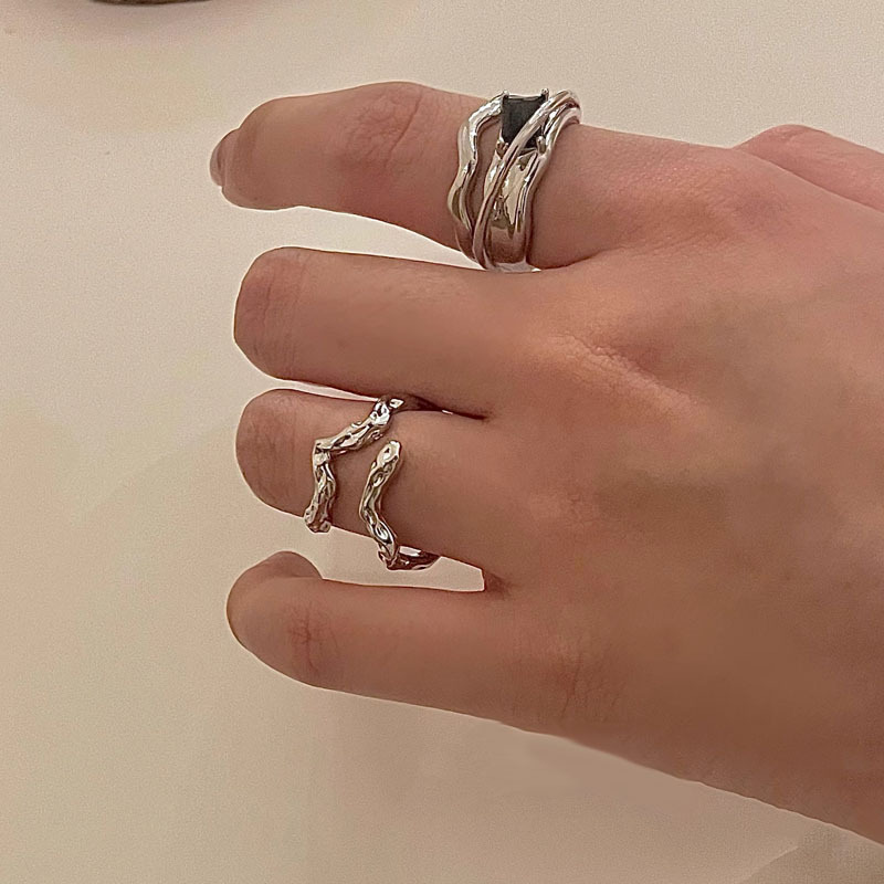 The irregular-texted black zircon ins pleated ring is a niche design with a simple and cold style that is trendy and cool details Picture