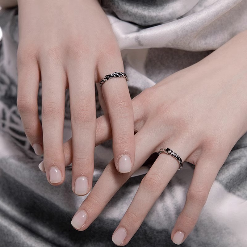 A minimalist and neutral ring from Europe and America, with a cold and elegant style. A French zircon dark and individualistic couple's ring Application Scenario