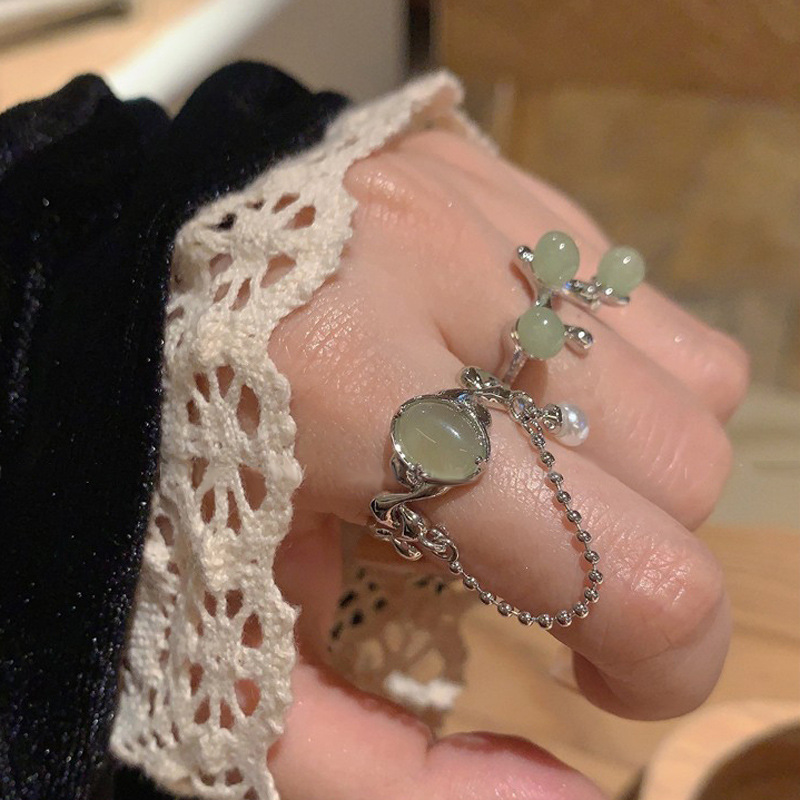 A new Chinese-style open-top ring for women, exuding a sense of high-end luxury, with a chain and a traditional Chinese style, is a trendy and individualistic Instagram index ring details Picture