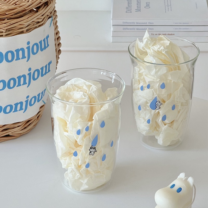 Homemade retro and fresh ins glass cups, blue raindrops falling together with the rain, water cups, and niche milk cups full figure