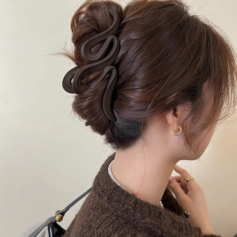 Matte wavy scratch-off large Maillard plastic hair clip for spring and summer, high-end shark clip hair accessory for the back of the head details Picture