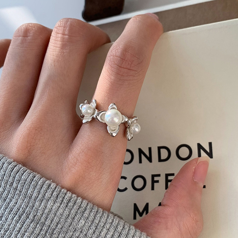 A Korean version of a niche design pearl butterfly ring with a cold and elegant feminine style, exuding a sense of luxury and sophistication. It is a high-end index finger ring Specification drawing