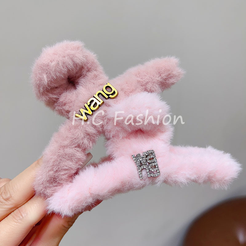 Autumn and winter: Maillard letter CD, plush and lettered clipper, ins, cold style, back of the head, updo, semi-tied hair accessory for women Application Scenario