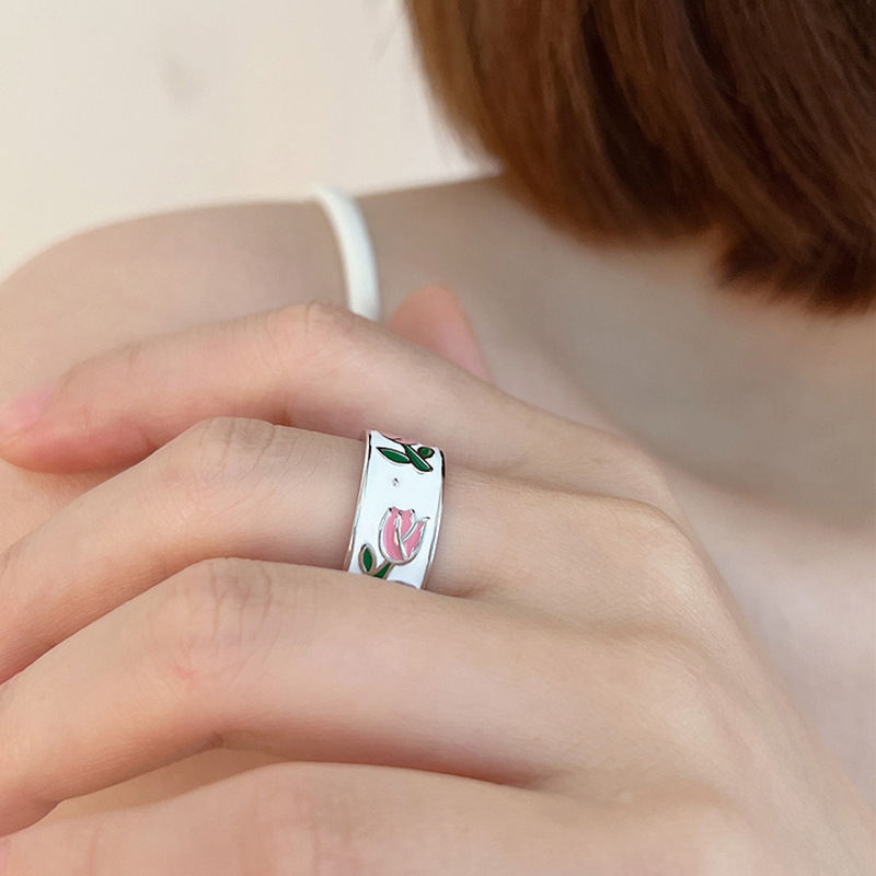 A niche design with a unique flower-patterned rubber open ring for women on Instagram, featuring a light luxury, simple and elegant style, and a high-end look. It's a trend of wearing rings Specification drawing