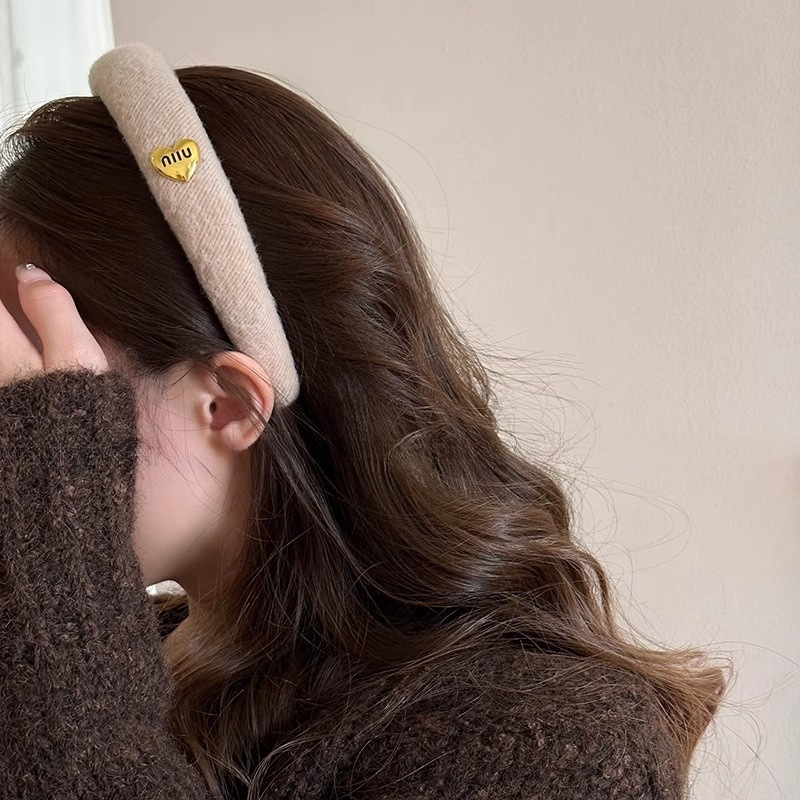 Retro Merado-style metal girl headband for spring and summer, high-end coffee-colored headband, high top miumiu headband Application Scenario