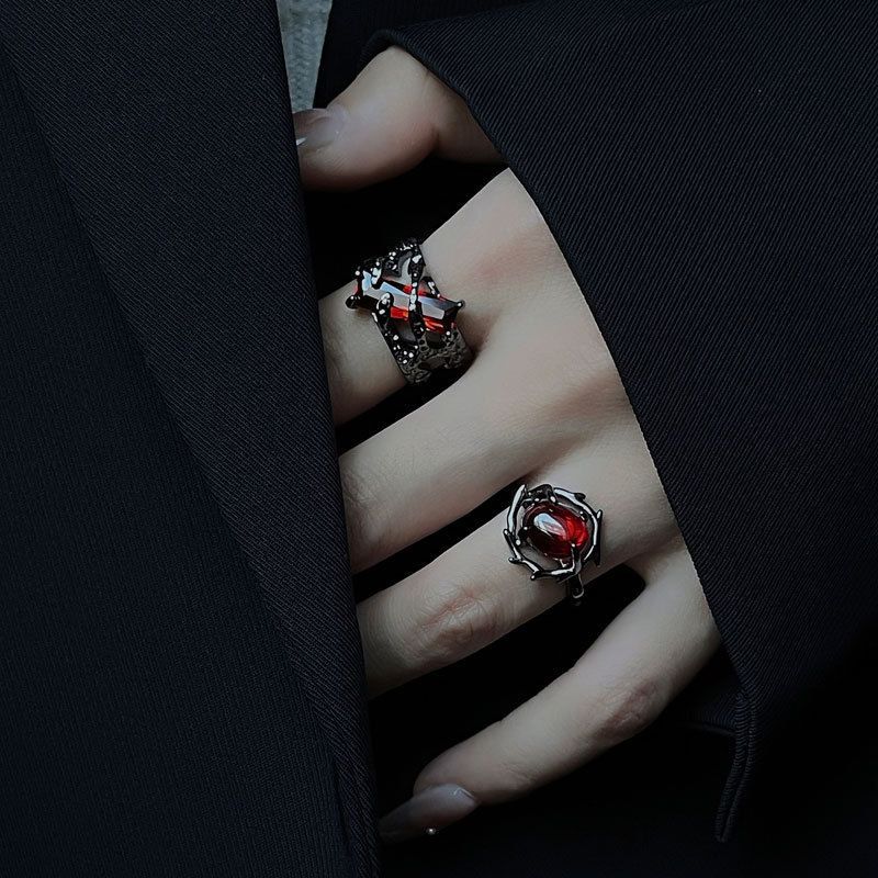 The hollowed-out retro garnet red geometric design ring is a trendy and individualistic dark European and American cold style open ring Specification drawing