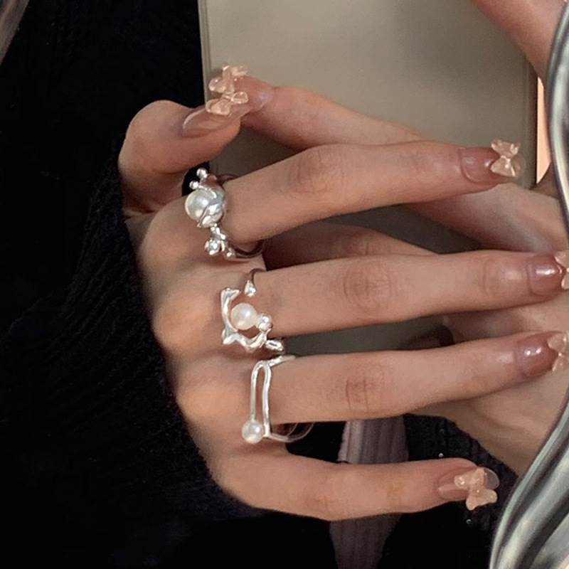 A high-end, irregular-pleated, light luxury ring for women on Instagram, with a cold and niche design, simple and individual, and an open ring Specification drawing