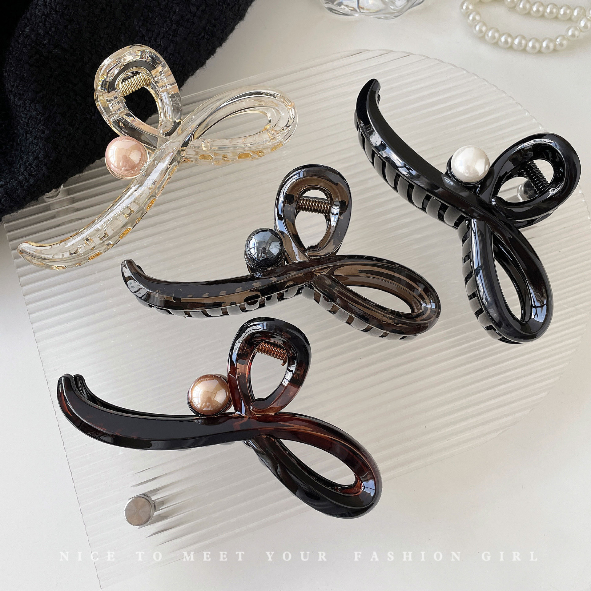 Korean spring and summer grabber with a high-end feel, large hair volume, half-tied hair at the back of the head, shark clip headwear Application Scenario