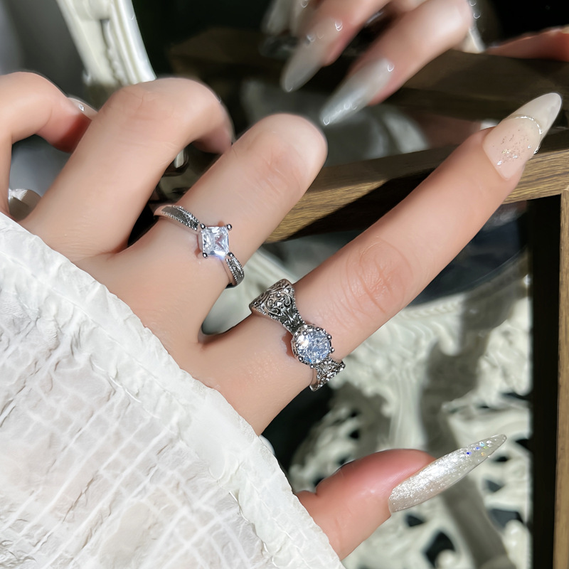 A new Chinese-style, niche Tang grass pattern, elegant open ring with a single diamond, a light luxury, fashionable, simple and individual ring full figure