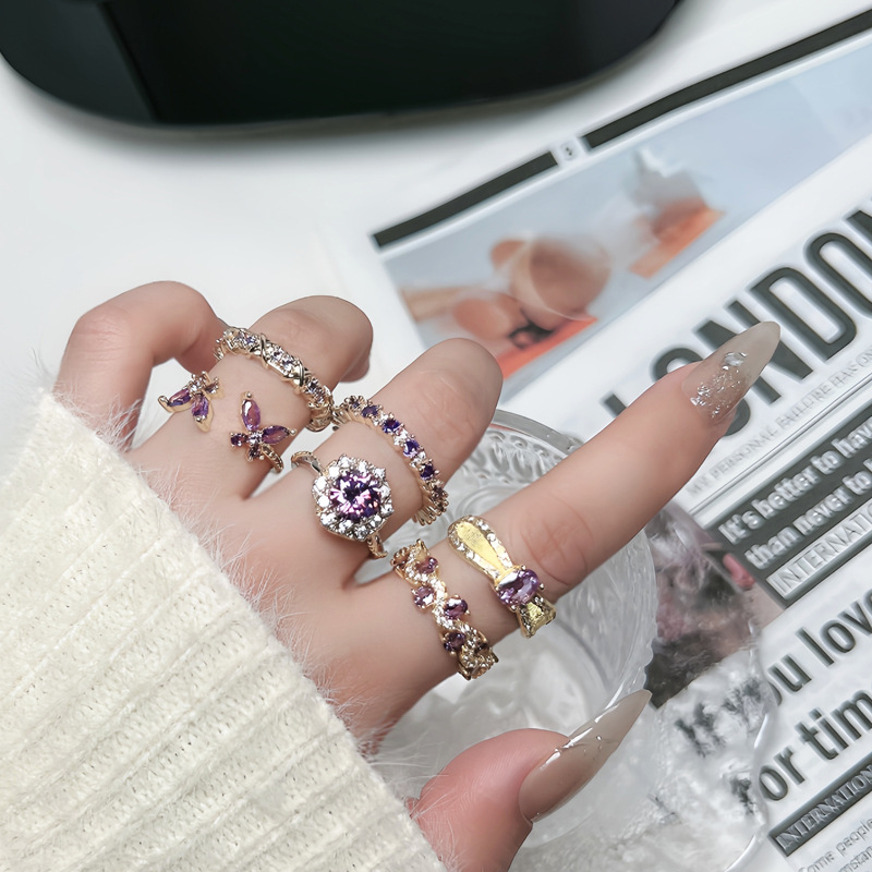 This exquisite and high-end hand-held flower, Roland purple diamond, zircon open ring, is a unique, sweet and cool design with a light luxury feel for women full figure