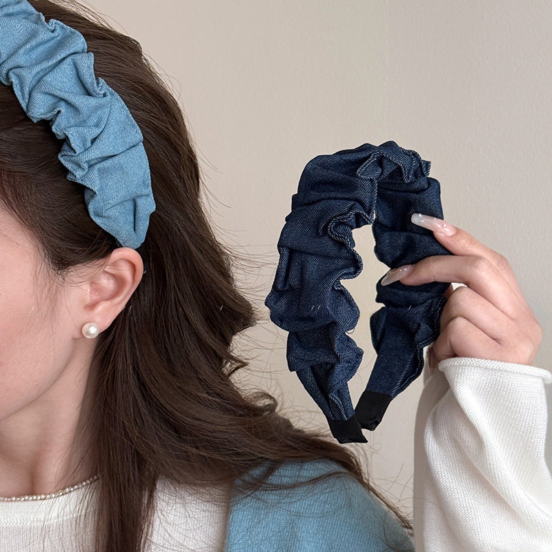 The new denim pleated wide-edge hairband is simple and versatile for women. It features a high headband that highlights the face, a small headband for washing the face, and a hairpin full figure