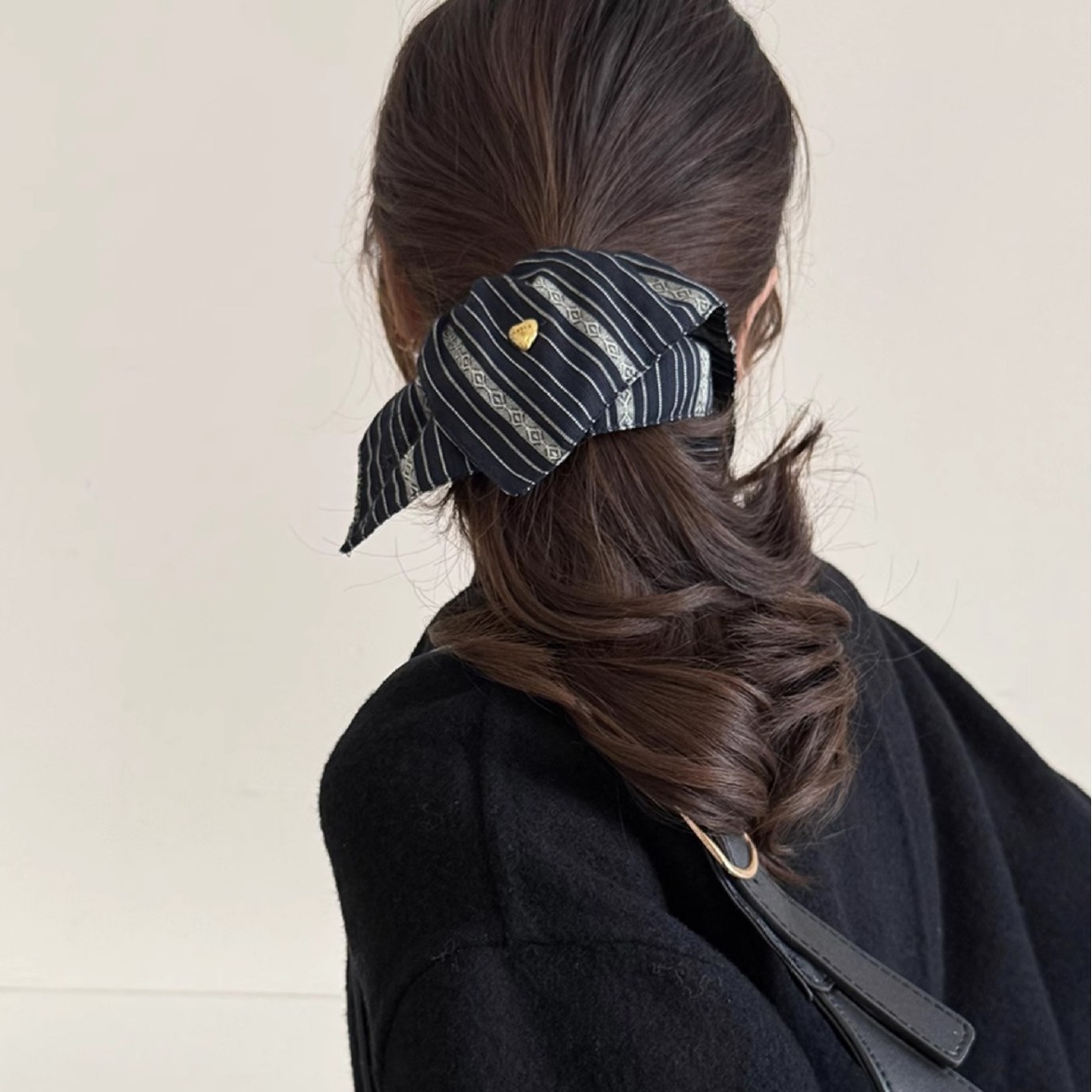 Korean-style fabric striped square scarf hair tie, a new high-end and elegant hair tie, hair flower and hair accessory by a female Internet celebrity in 2025 full figure