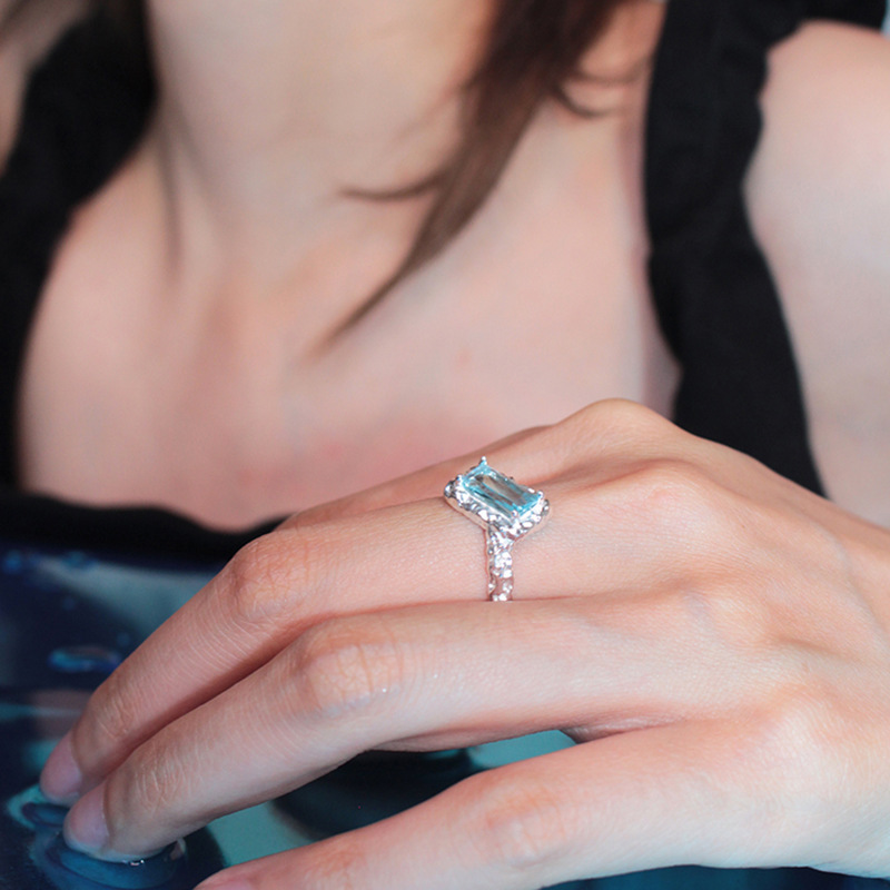 A niche design with a tin foil texture, square diamond blue zircon open ring, a women's light luxury, ins style, high-end and versatile ring Specification drawing