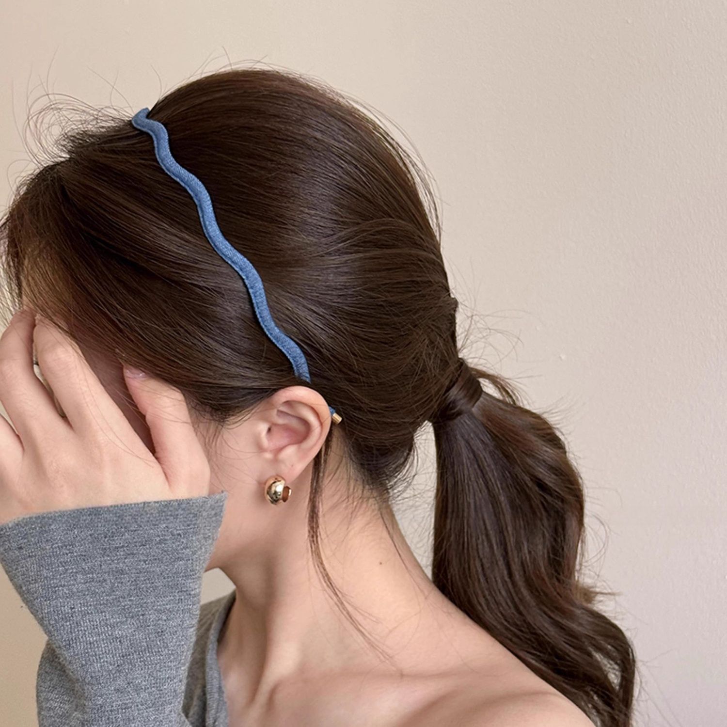 Korean ultra-fine denim wavy hair band for women, simple and elegant, versatile hair clip, new style, high-end, stylish and fashionable Application Scenario