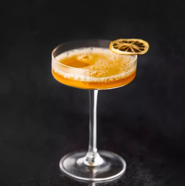 Creative new cross-cut Martini glass, triangular Martini glass, classical cocktail glass, cocktail crystal glass Application Scenario