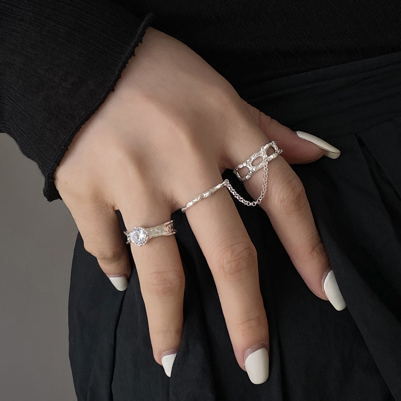 This is a niche design with an Instagram trendy, cool and hip-hop personality. It features a chain for women with adjustable fingers and index fingers details Picture