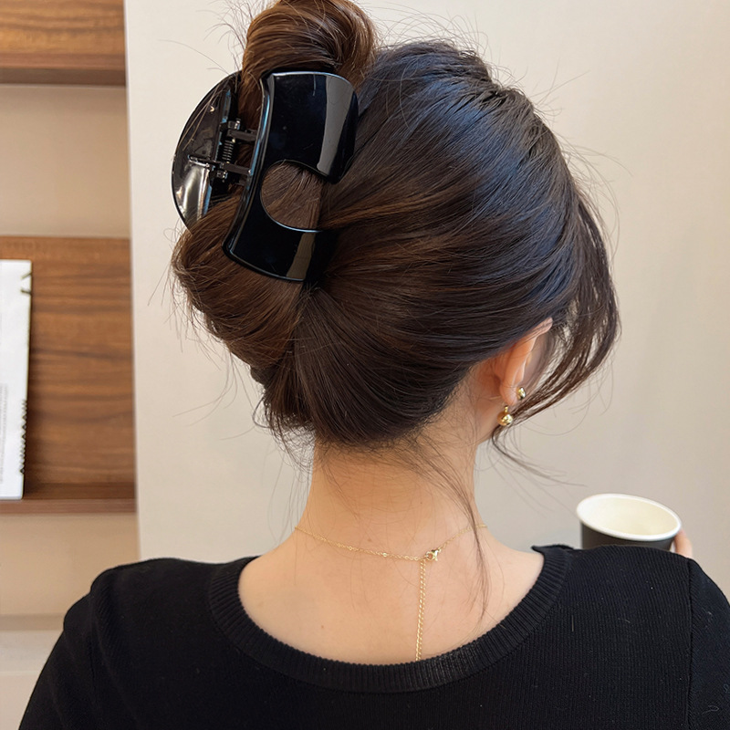 A simple, elegant and practical retro gripper, a large high-end hairpin, and a new shark clip headpiece for the back of women's heads Application Scenario