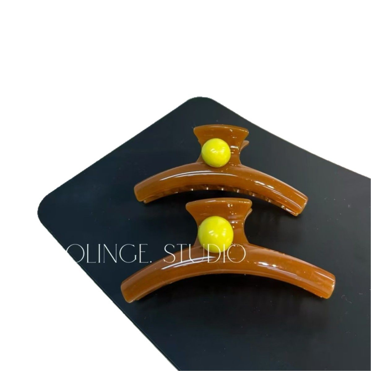 The high-end yellow color-blocking pearl grabber from Dongdaemun, Japan and South Korea, features a large shark hairpin for a girl on Instagram Item Picture