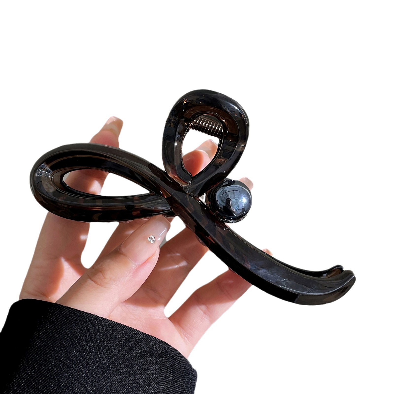 Korean spring and summer grabber with a high-end feel, large hair volume, half-tied hair at the back of the head, shark clip headwear Item Picture
