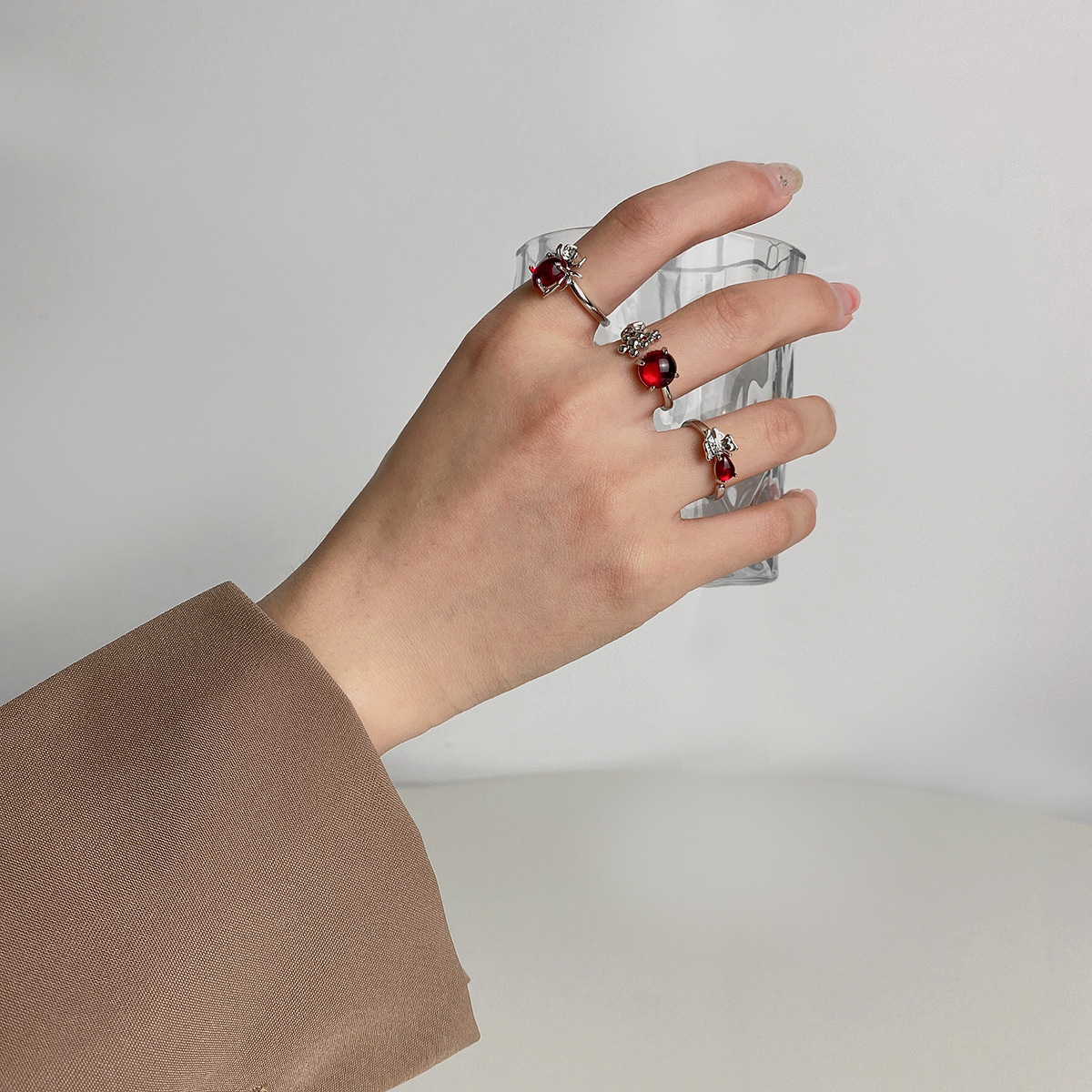 A new retro inlaid high-end butterfly and insect ring for women, with an ins fashion style and adjustable opening Specification drawing