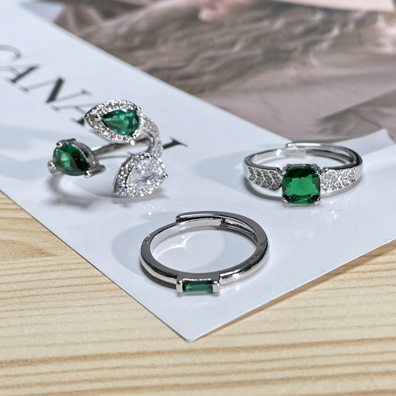 A trendy, simple and fashionable open-top ring for women on Instagram, featuring a cold and luxurious green diamond geometric index finger ring Specification drawing