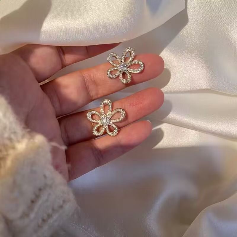 Super fairy full diamond five-petal flower stud earrings for women, sweet and internet-famous style earrings, fashionable, simple and high-end earrings details Picture