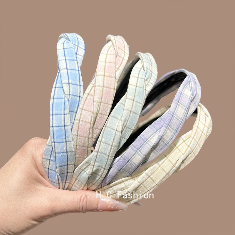A narrow Korean-style checkered braid headband with teeth and anti-slip features, a high headband on the top of the head, and an outer hairpin for pressing hair, giving a girlish look Specification drawing