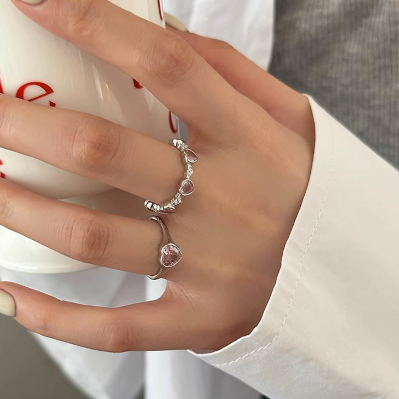 The ring is a niche design for women, with a sweet, cool and high-end feel. It is a heart-shaped zircon index finger ring, an ins light luxury and unique open-mouth eating ring Application Scenario