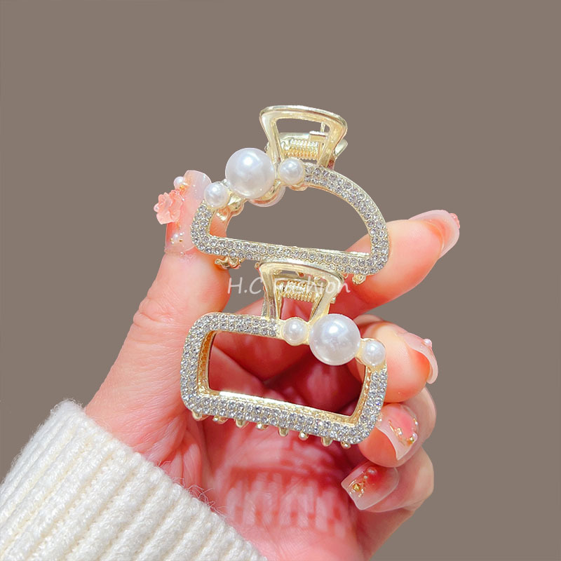 New semi-tied bangs small grab clip, exquisite and compact pearl hair clip, small side clip for girls, headwear Application Scenario