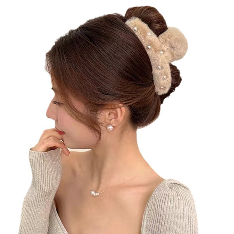 2025 Mid-style pearl inlaid plush hairpin for women Spring and Summer, new plush grab clip, large hair volume, multiple hairpin hair accessory Item Picture