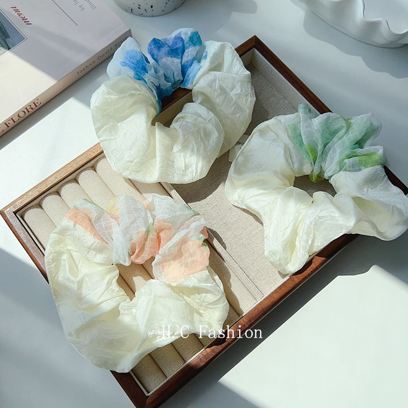 The new Korean version of the large intestine hair band for women features a sweet, cute, simple and versatile hair band and leather case full figure